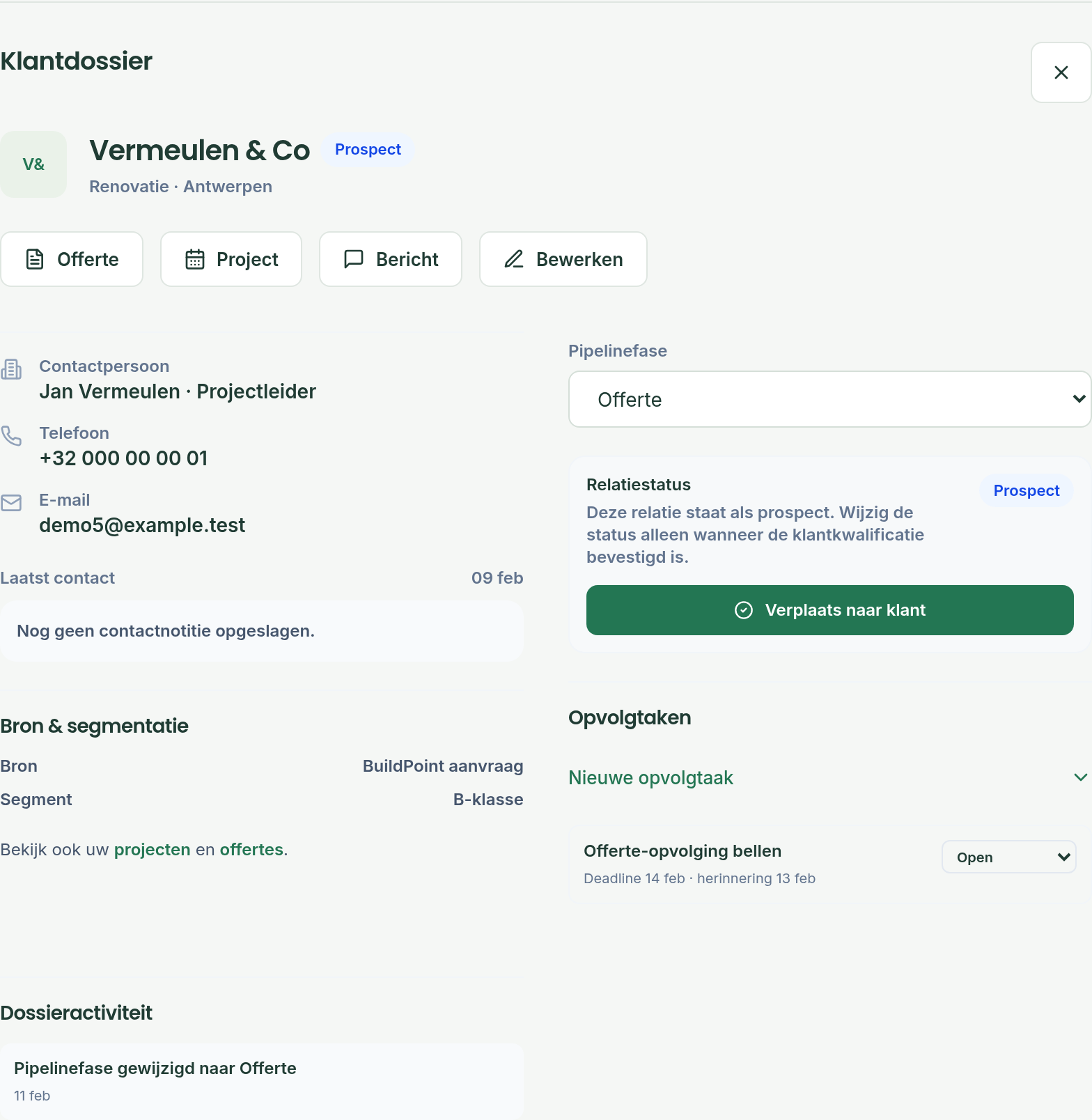 Klantdossier in BuildPoint CRM met contactgegevens, offerte- en projectacties, pipelinefase en opvolgtaak. Screenshot met demogegevens.